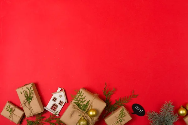 Regalos de Navidad con una decoración — Foto de Stock