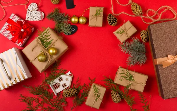 Presentes de Natal com uma decoração — Fotografia de Stock