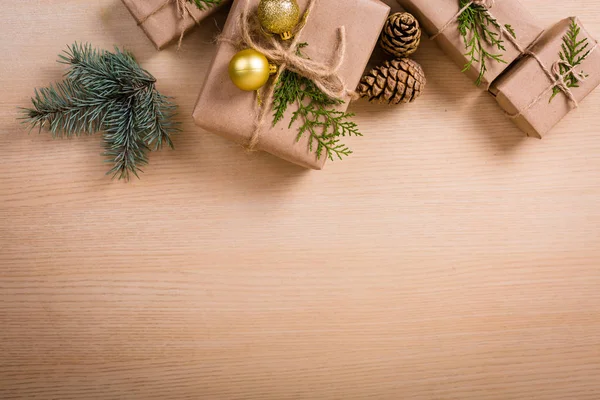 Regalos de Navidad con una decoración — Foto de Stock