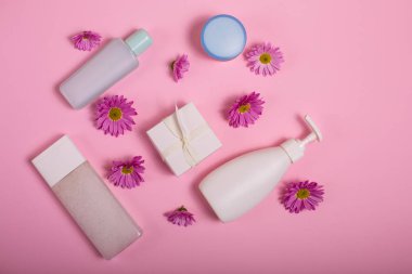 Pembe bir arka plan üzerinde kozmetik