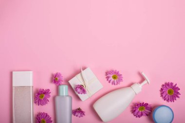 Pembe bir arka plan üzerinde kozmetik