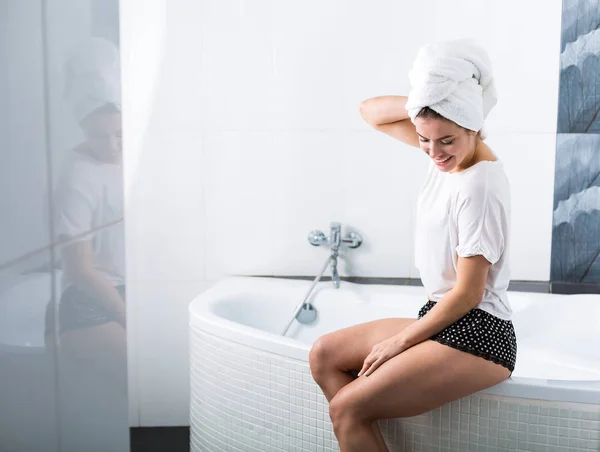 Vrouw in de badkamer — Stockfoto