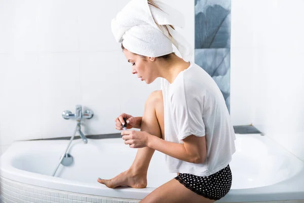 Mulher na casa de banho — Fotografia de Stock