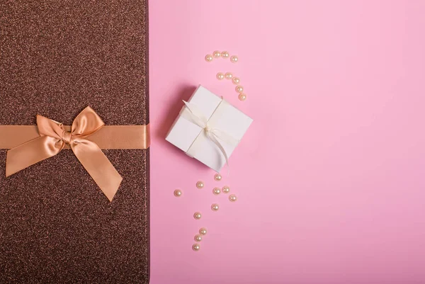 Caja de regalo sobre fondo rosa — Foto de Stock