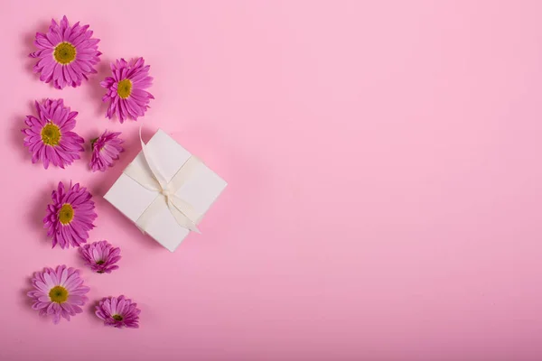 Caja de regalo sobre fondo rosa — Foto de Stock