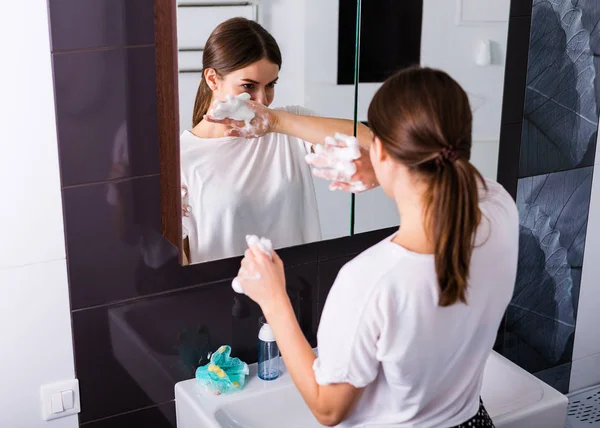 Sabahları yıkanan kadın.