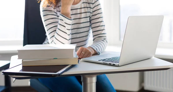 Vrouw op kantoor — Stockfoto