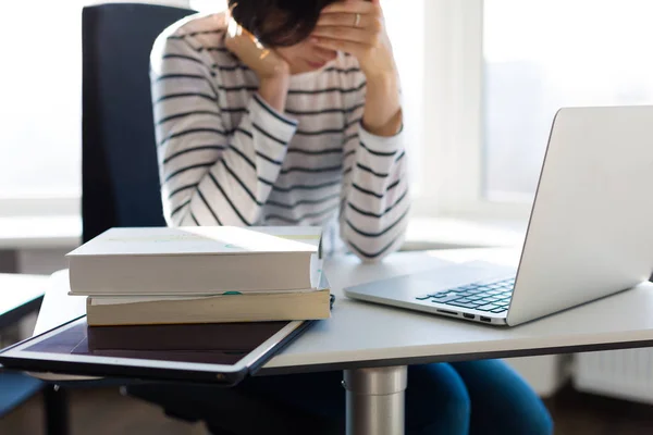 Femme dans le bureau — Photo