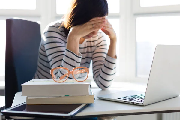 Mujer en la oficina — Foto de Stock