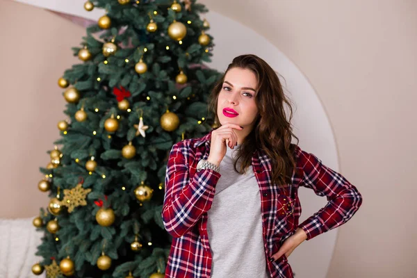 Woman standing near the Christmas tree — Stock Photo, Image