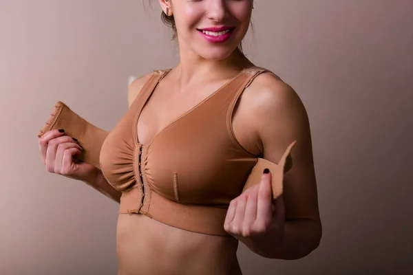 압축 브래지어를 착용 하는 여자 — 스톡 사진