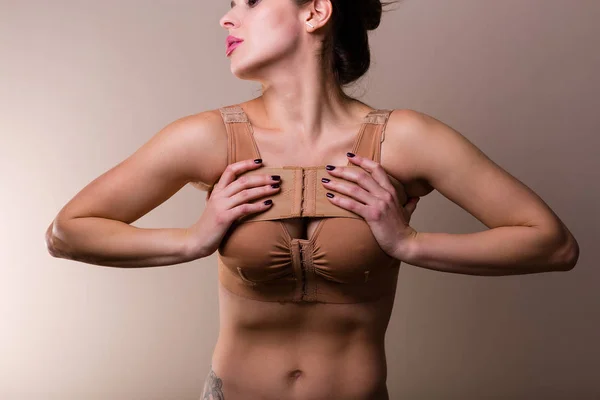 Kobieta ubrana kompresowanie biustonosz — Zdjęcie stockowe