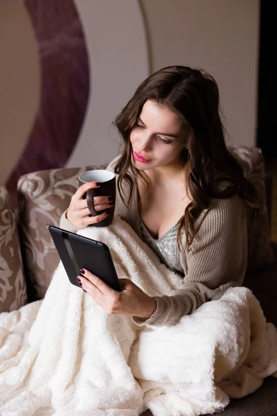 Mulher desfrutando de uma xícara de café — Fotografia de Stock