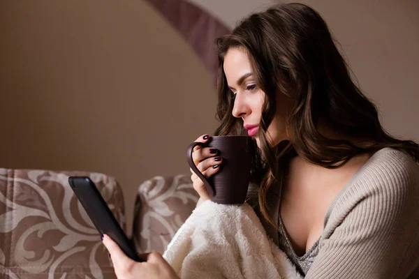 Mulher desfrutando de uma xícara de café — Fotografia de Stock