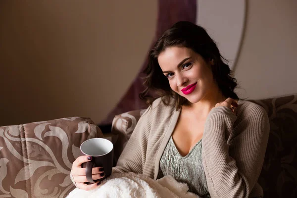 Kvinna njuter av en kopp kaffe — Stockfoto