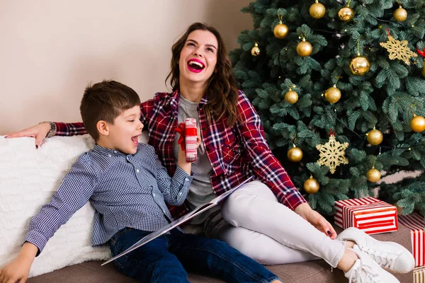 가족 크리스마스 나무에 앉아 — 스톡 사진
