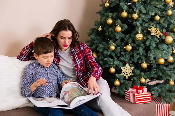가족 크리스마스 나무에 앉아 — 스톡 사진