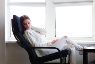 Pencerenin kenarında oturan kadın