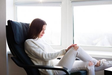 Pencerenin kenarında oturan kadın