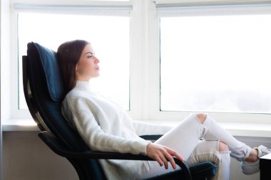 Pencerenin kenarında oturan kadın