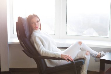 Pencerenin kenarında oturan kadın