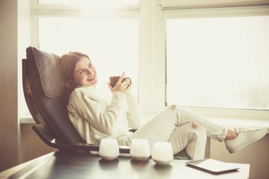 Pencerenin kenarında oturan kadın