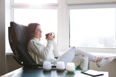 Pencerenin kenarında oturan kadın