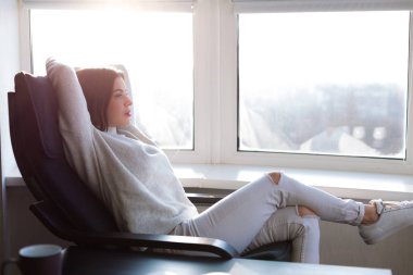 Pencerenin kenarında oturan kadın