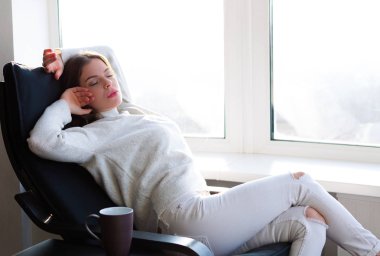 Pencerenin kenarında oturan kadın