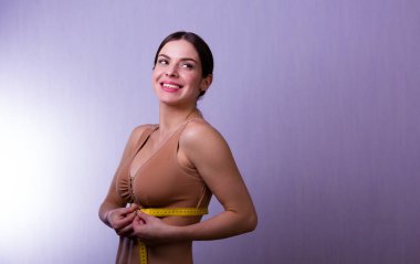 Sıkıştırma sutyen giyen kadın