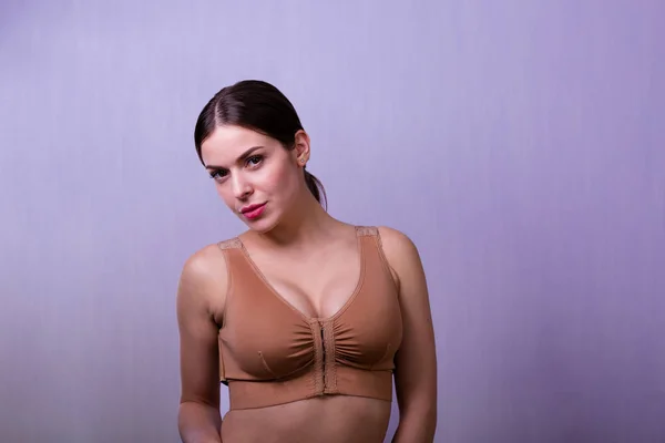 Donna che indossa un reggiseno compresso — Foto Stock