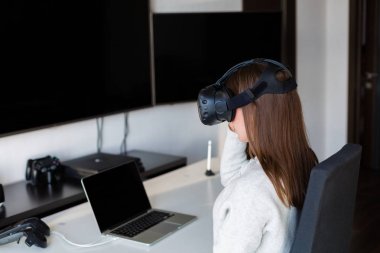 Dizüstü bilgisayarda çalışan kadın.