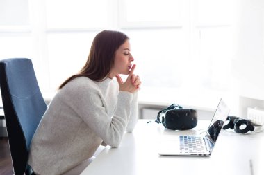 Dizüstü bilgisayarda çalışan kadın.