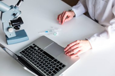 Laboratuarda çalışan kadın doktor