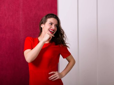 Kırmızı elbiseli güzel kadın.