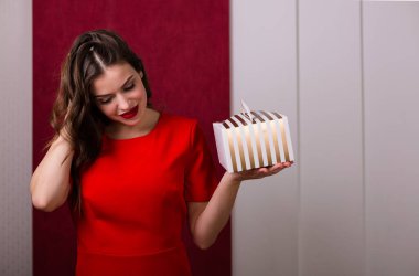 Elinde hediye kutusu olan bir kadın.