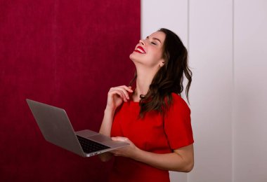 bir laptop tutan kadın