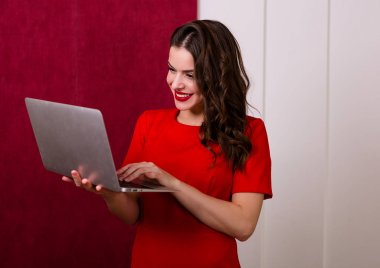 bir laptop tutan kadın