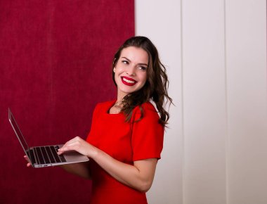 bir laptop tutan kadın