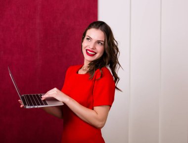 bir laptop tutan kadın