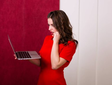 bir laptop tutan kadın