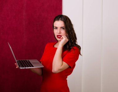 bir laptop tutan kadın