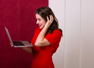 bir laptop tutan kadın