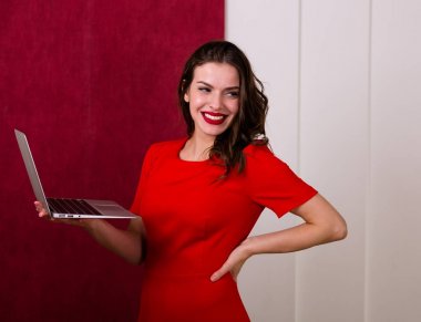 bir laptop tutan kadın