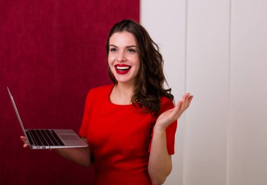 bir laptop tutan kadın