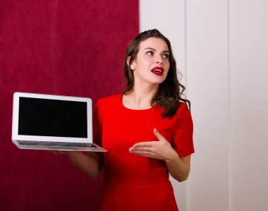 bir laptop tutan kadın