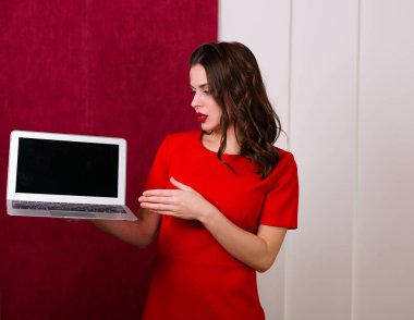 bir laptop tutan kadın