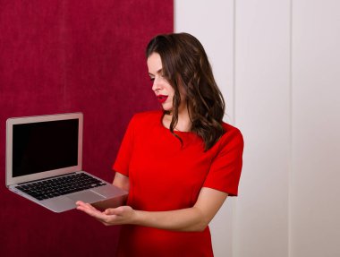 bir laptop tutan kadın