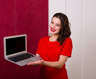 bir laptop tutan kadın