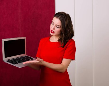 bir laptop tutan kadın